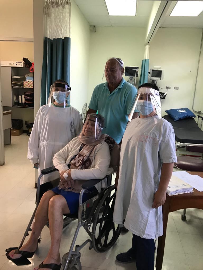 Abuelitos estarán protegidos con caretas faciales en el Blanco Cervantes