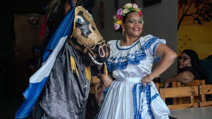 El folclorista y periodista nicaragüense Eddy Monterrey encontró en Costa Rica un refugio y una nueva misión: preservar las tradiciones de su país y llevarlas hasta España y Portugal. Con el personaje Macho Ratón. En la foto con la también folclorista, Karla Mesa