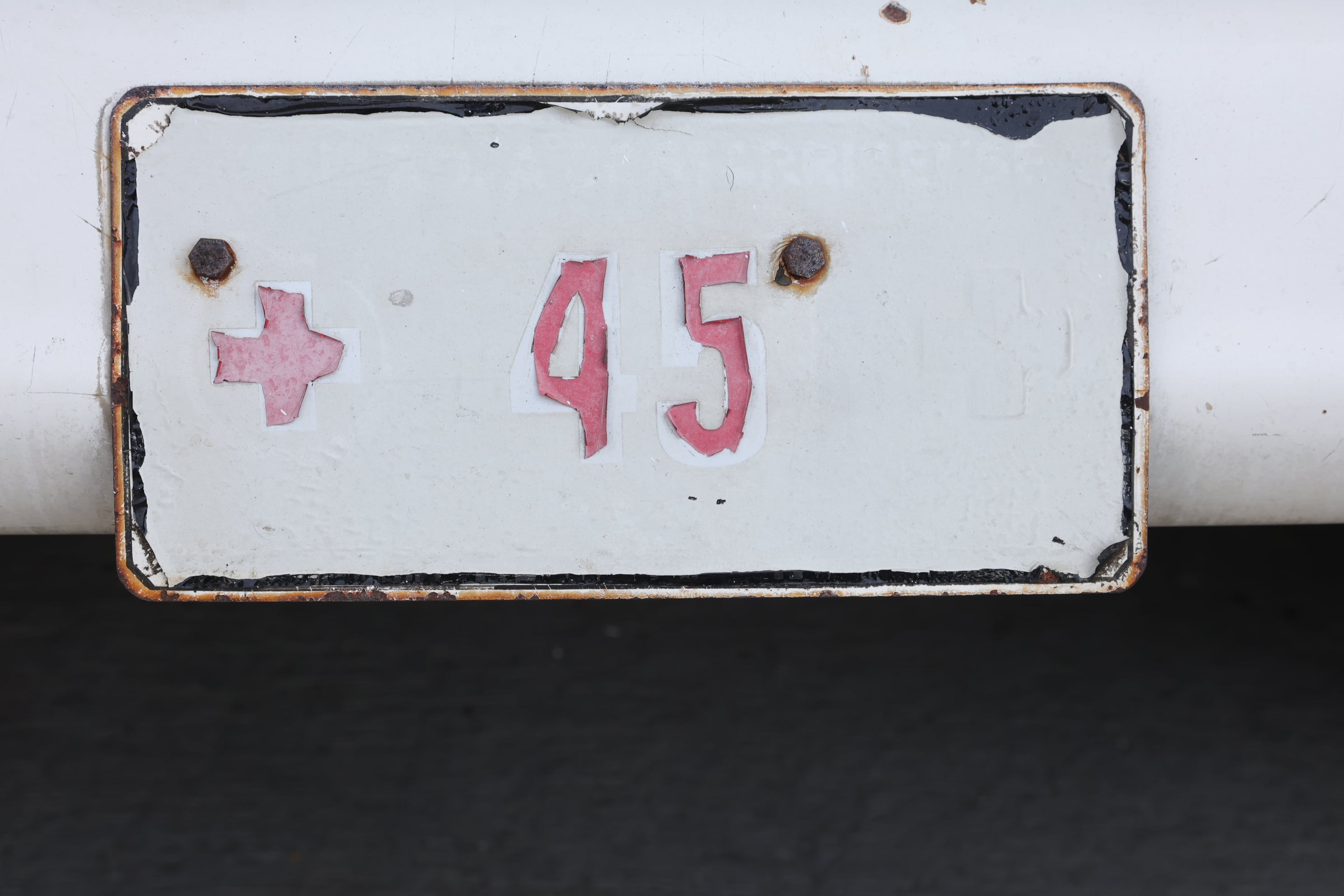 Fotos de chuzo de la semana, ambulancia de la cruz roja antigua y quien la cuida el señor José García / foto John Durán