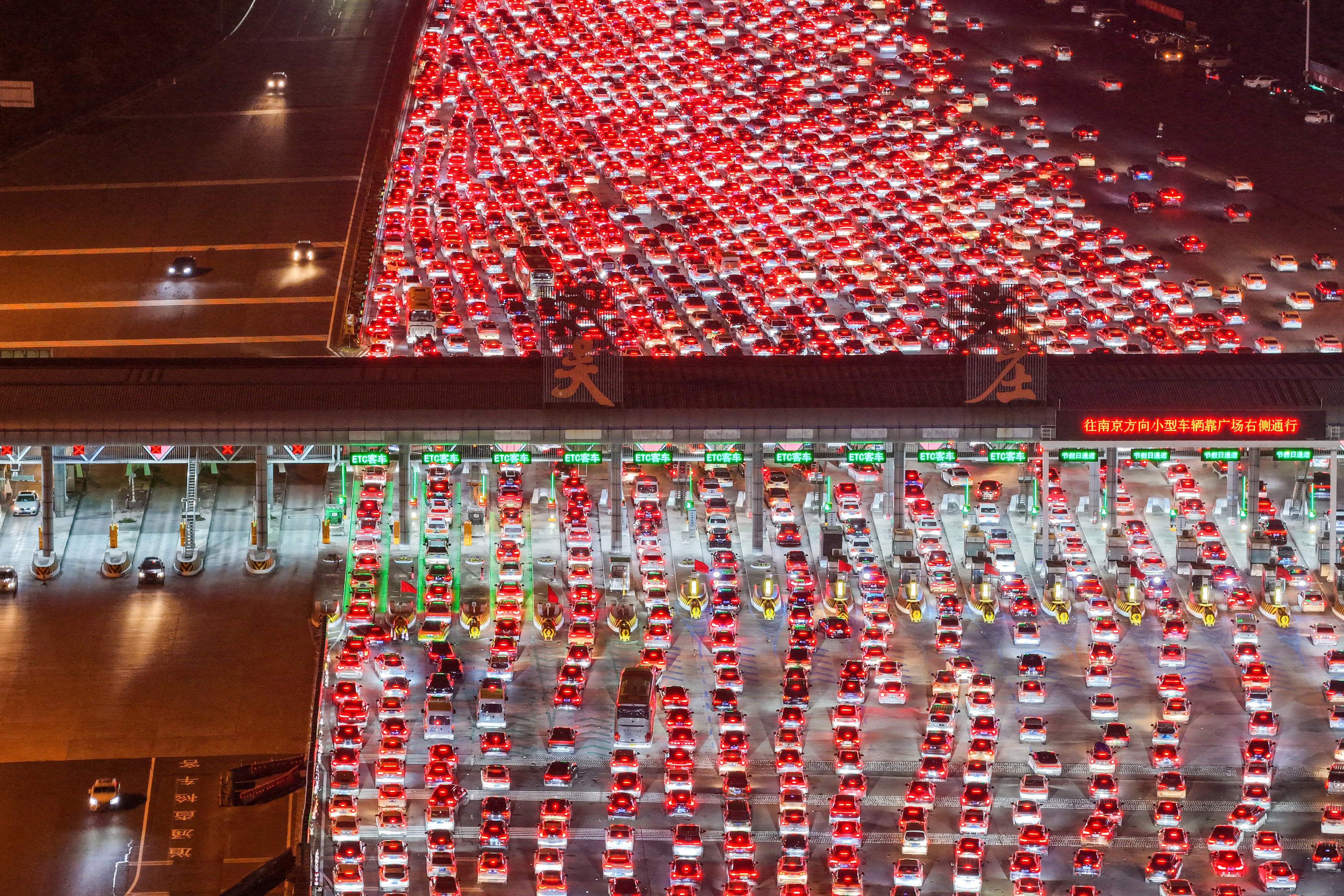 Las autoridades chinas pidieron a los conductores buscar rutas alternativas para intentar aliviar el tráfico. (AFP)