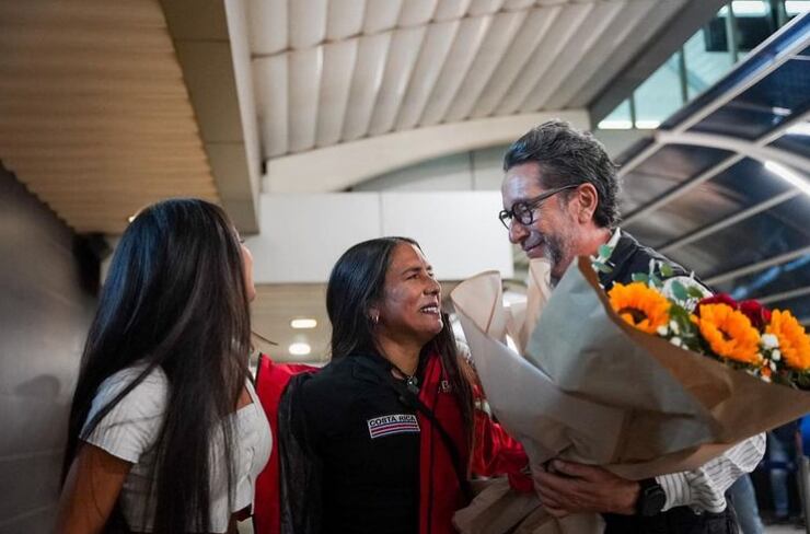 Ligia Madrigal volvió a su país y su esposo fue el primero en recibirla.