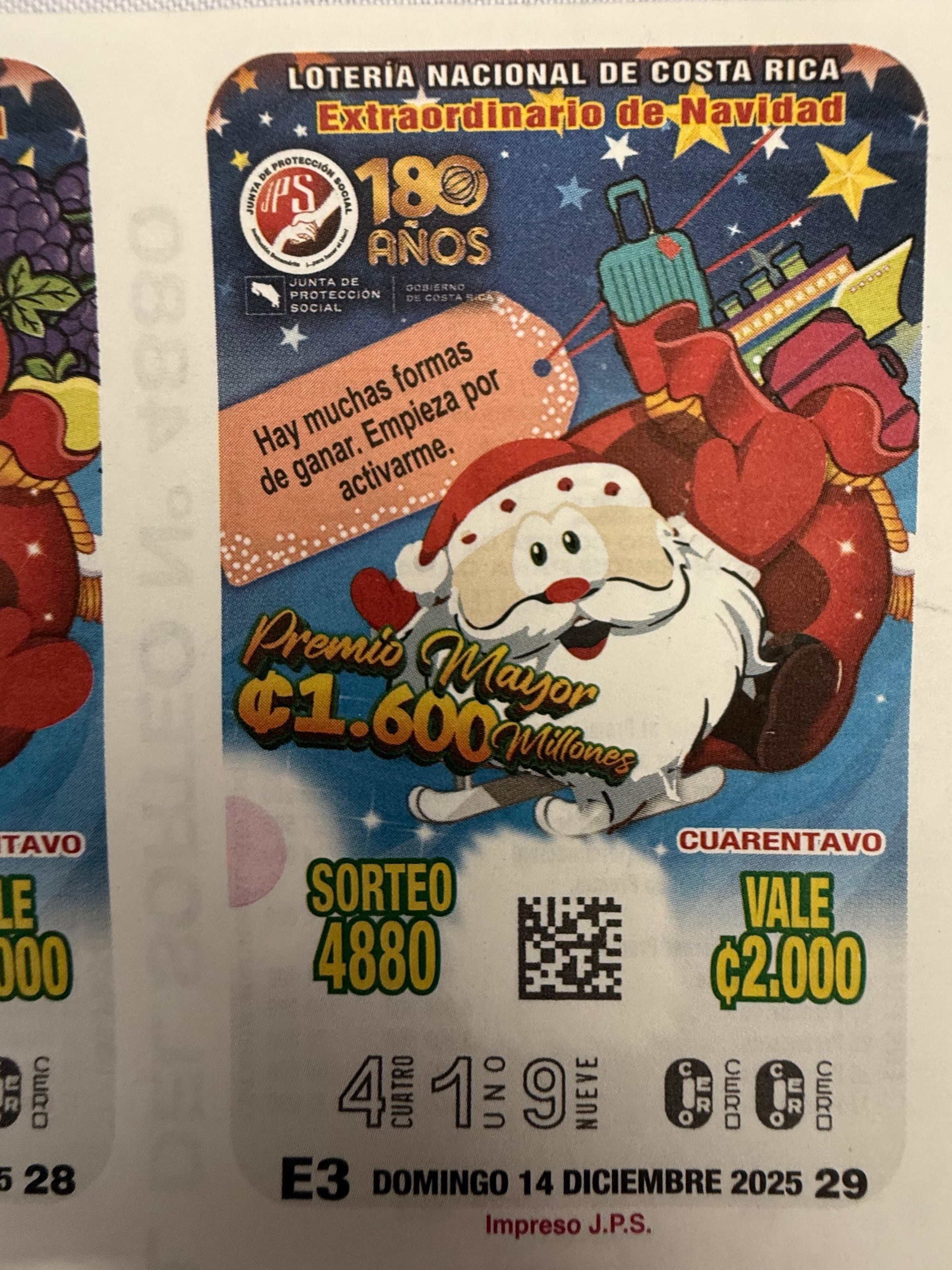 La Junta de Protección Social anunció el lunes 29 de setiembre el Gordo Navideño 2025 con un premio mayor de 8 mil millones de colones en 5 emisiones, pagando 1.600 millones de colones por cada emisión. Cada entero es de 40 fracciones y vale 80 mil colones, cada pedacito vale 2 mil colones y con cada pedacito se gana, con el premio mayor, 40 millones de colones.