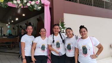 Tías romeras caminan cargando la fe y esperanza de 18 corazones chiquiticos