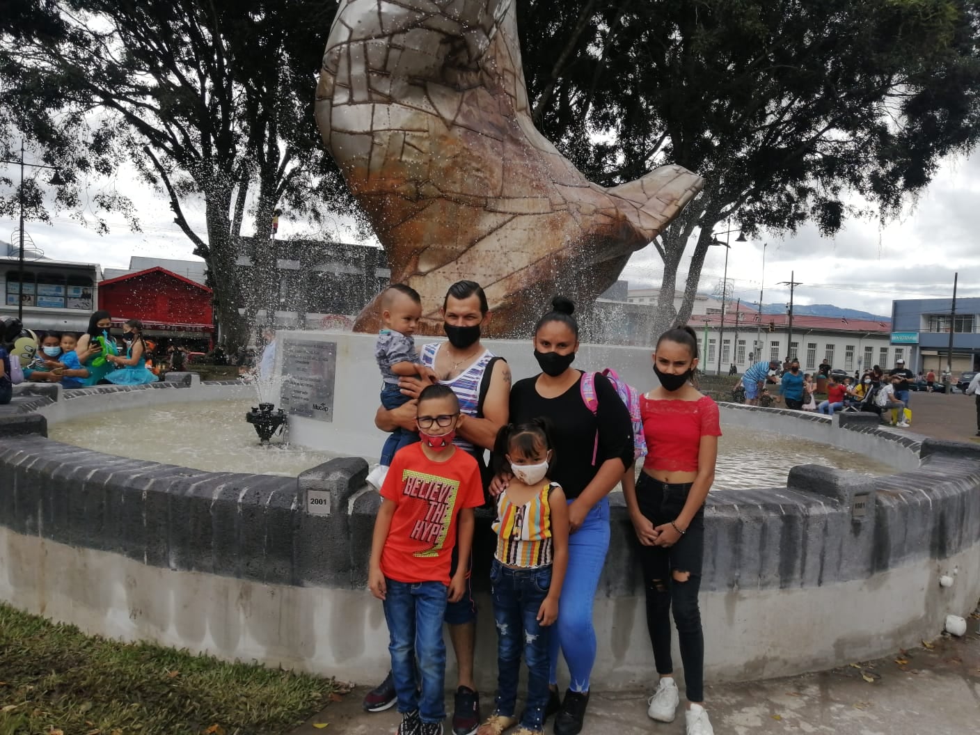 La plaza mayor de Cartago, luego de que se develó el monumento dedicado al bicentenario de la Independencia, ha sido un llenazo de gente que está feliz con la nueva cara de la plaza. En la foto, Don Daniel Gutiérrez y su esposa, Priscilla Hernández, vecino de Pitahaya de Cartago, se alistaron bien tempranito, este domingo 31 de octubre, y junto a sus cuatro hijos: Rachid, Tracy, Yahel y Jimena
