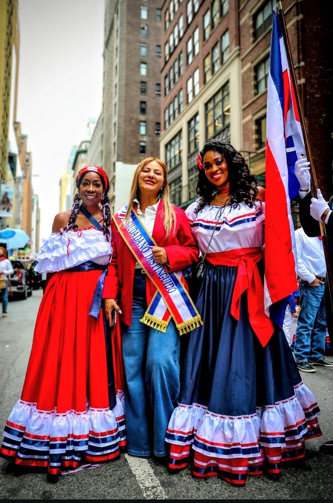 Más de 400 ticos desfilaron el 12 de octubre del 2025 en el Desfile de la Hispanidad sobe la Quinta Avenida de Nueva York.