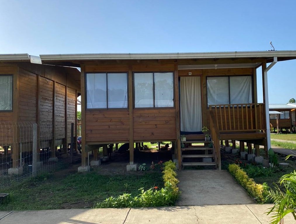 En el Valle de La Estrella en la provincia de Limón, el Banco Hipotecario de la Vivienda (BANHVI) financió la construcción de 86 viviendas construidas con un diseño innovador en madera y sobre pilotes, destinadas a familias en situación de extrema necesidad, adultos mayores, personas con discapacidad y mujeres jefas de hogar.