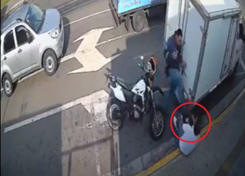 Este fue el momento en el que Landa recibió la brutal patada.