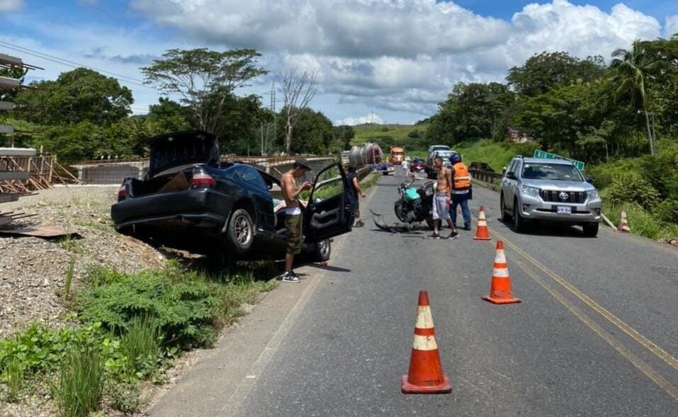 Choque en Acapulco de Puntarenas deja dos personas fallecidas. Fotos suministradas por Andrés Garita.