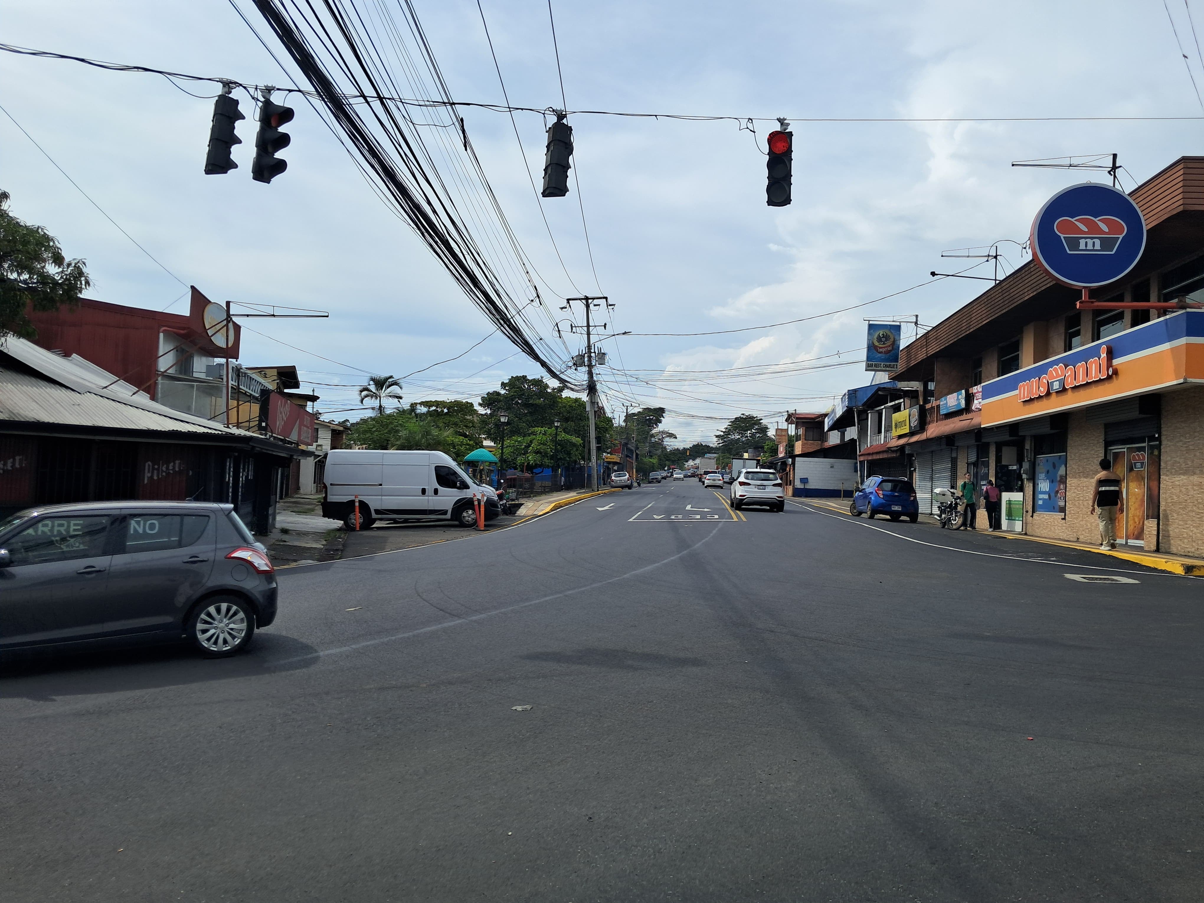 El MOPT colocó un carril para hacer un giro a la derecha, con el apoyo de semáforos para regular el tránsito en Barreal de Heredia.