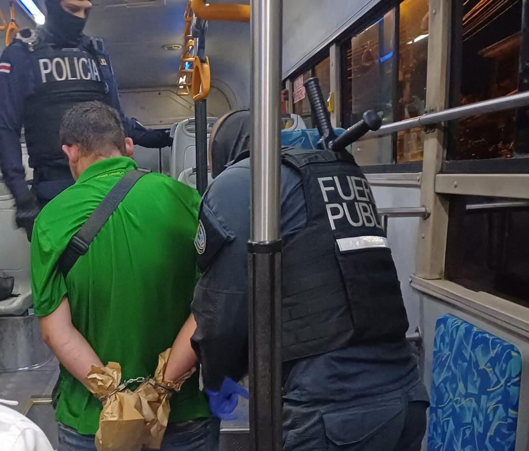 Los dos sospechosos fueron detenidos dentro de un bus.
