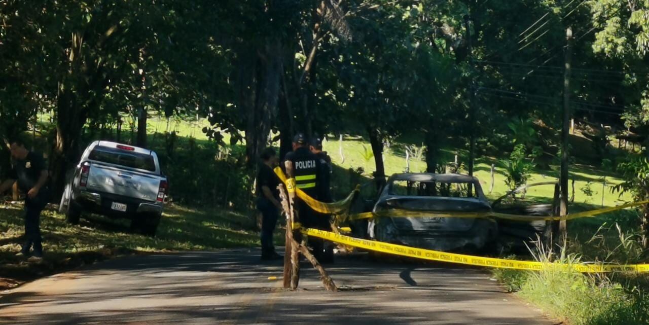 Un carro quemado a un kilómetro de la escena del crimen tendría relación con el triple homicidio. Foto cortesía.