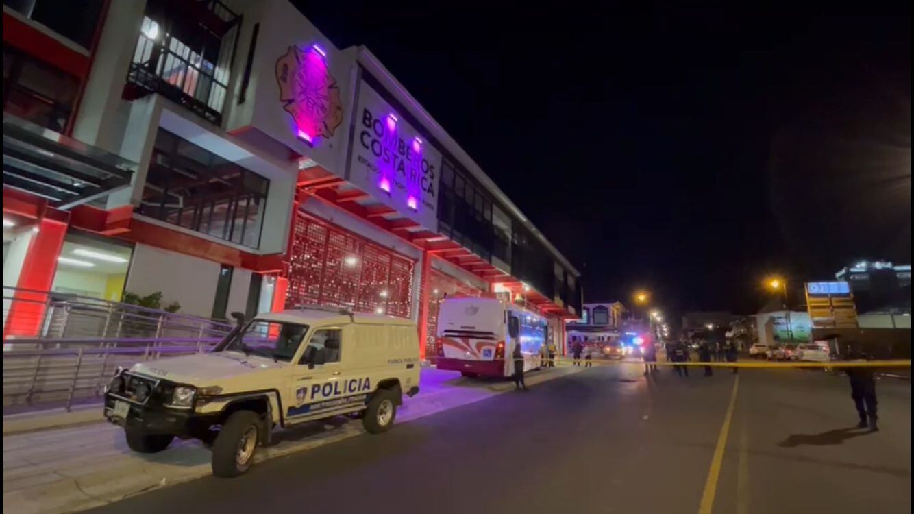 El oficial de seguridad privada y la mujer herida fueron llevados a un centro médico. Foto Bomberos.