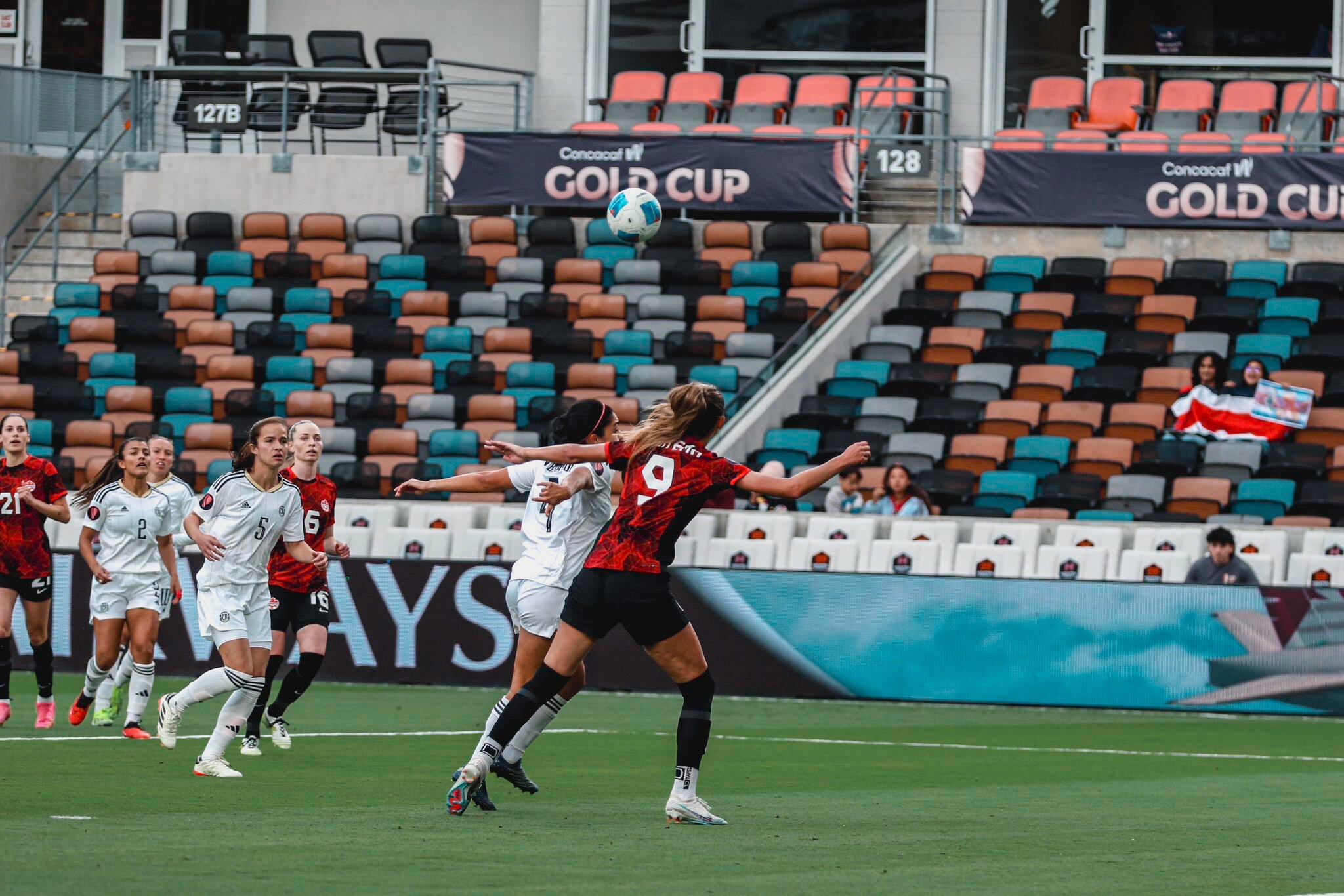 Jordyn Huitema (9) se apresta a cabecear el balón para vencer a Daniela Solera. La Selección Femenina de Costa Rica está perdiendo contra Canadá en la Copa Oro.