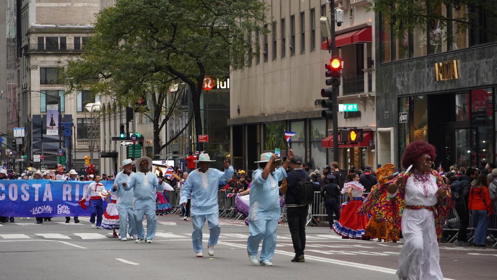 Más de 400 ticos desfilaron el 12 de octubre del 2025 en el Desfile de la Hispanidad sobe la Quinta Avenida de Nueva York.