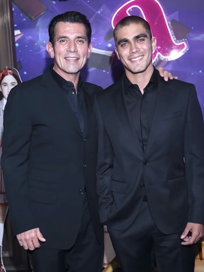 Santiago Salinas debutó en una alfombra roja junto a su padre.