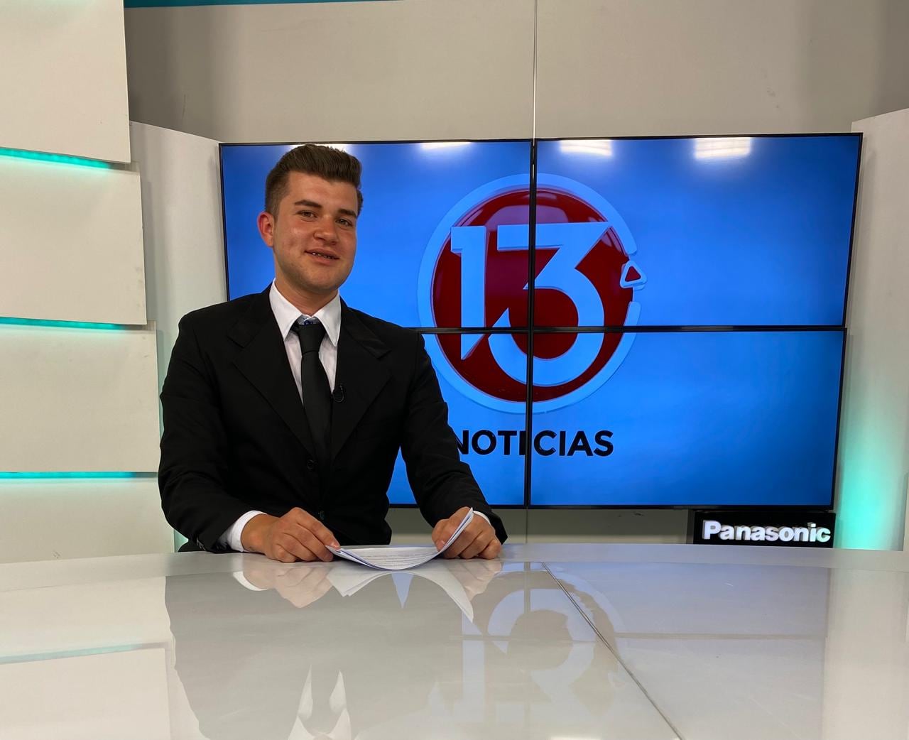Jesús Chacón Chavarría tiene 9 meses de trabajar en Noticias Repretel y es un morado “a muerte”