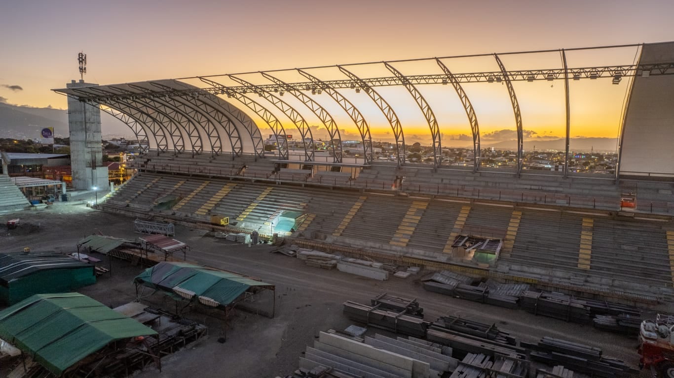 Estadio Eladio Rosabal Cordero
Avances del inmueble
Vistas desde lo más alto
Colocación de la lona
23 de diciembre del 2025
Cortesía: Herediano