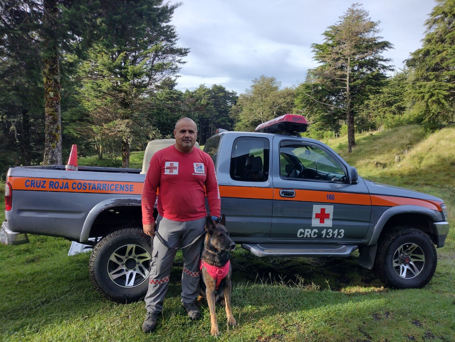 búsqueda de hombre en montañas de heredia