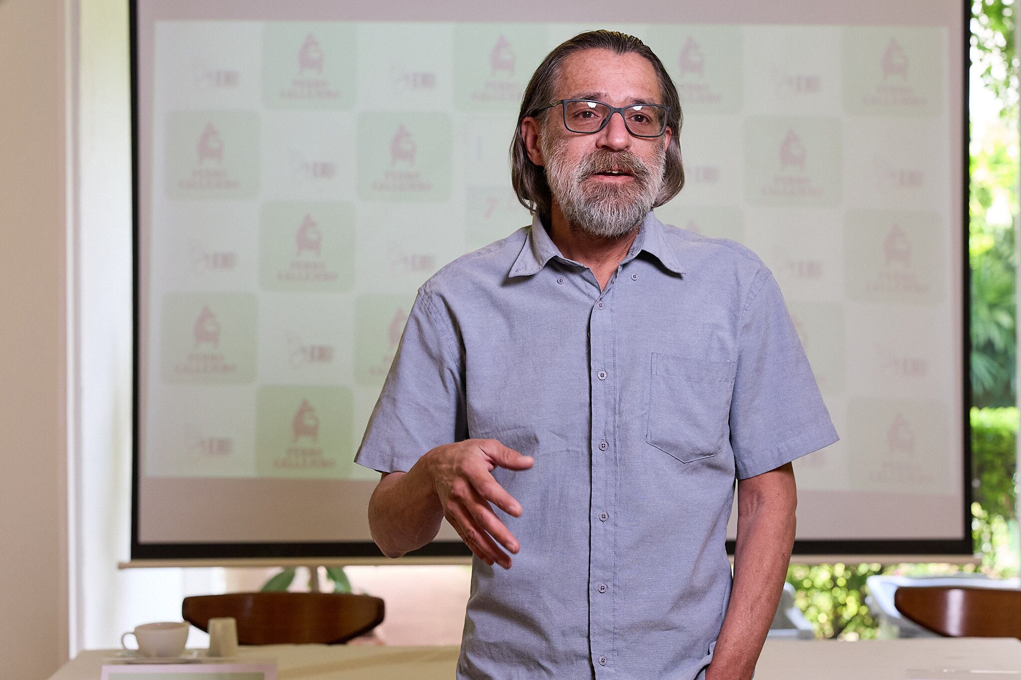 El escritor costarricense, Jesús Guillermo Vargas Garita (conocido como J.G. Vargas), no sale del asombro porque una novela que escribió hace 26 años vuelve a los estantes de una librería. La novela se llama: El feo y los ciegos