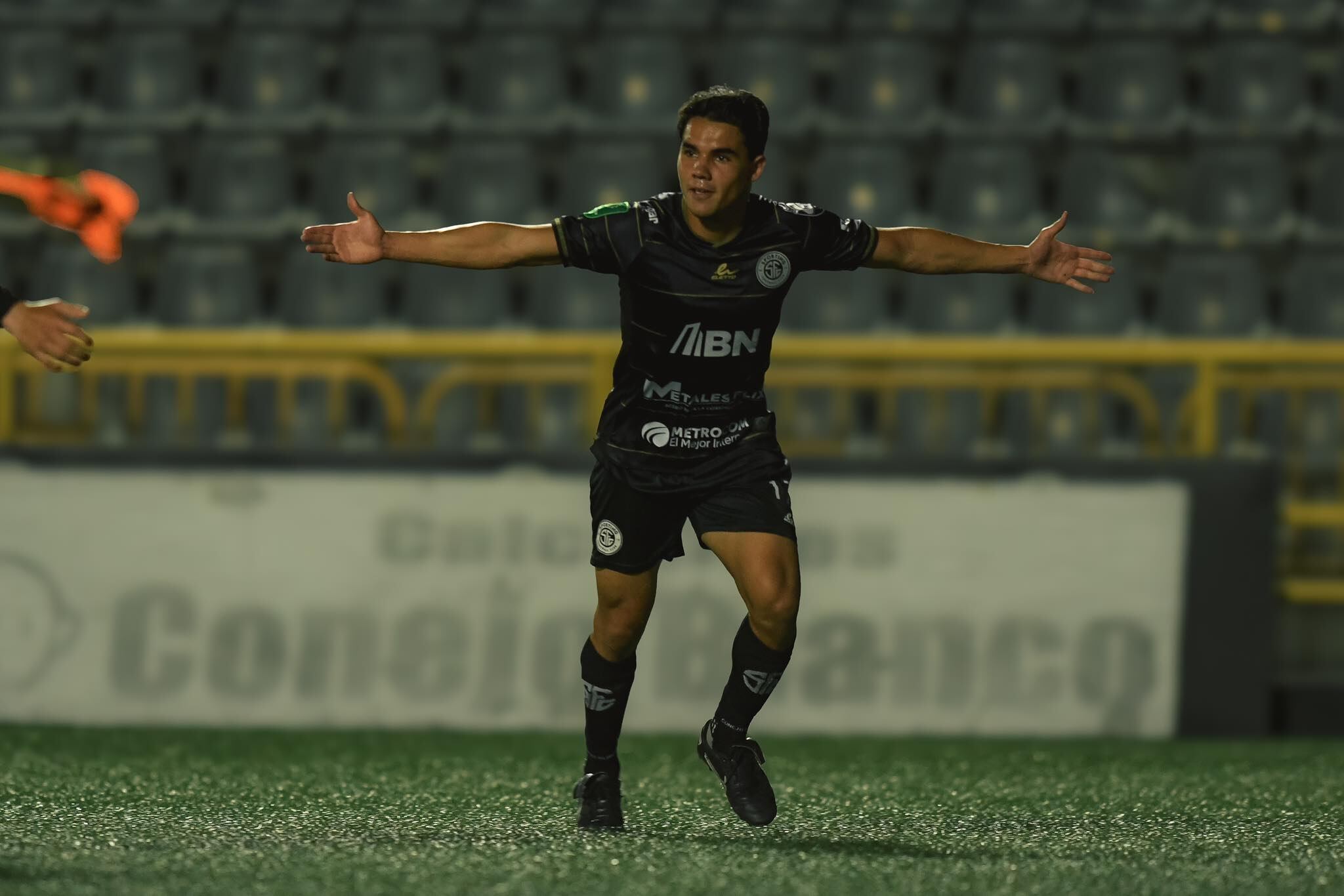 स्पोर्टिंगने सांता अण्णांना 4-1 असा पराभव केला. एसएफसी दाबा.