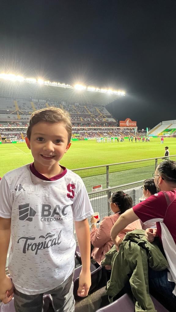 Lucas Padilla tiene 6 añitos y conoció la Cueva el 20 de agosto pasado, en el juego contra Pérez Zeledón. Cortesía.
