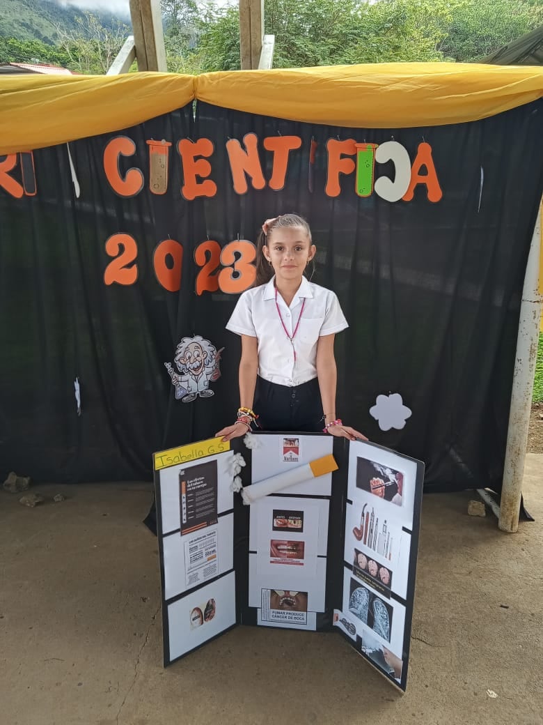 Isabella Gamboa Solano está en quinto año de la Escuela San Jerónimo de San Pedro, en Pérez Zeledón, gana primer lugar, en la Feria Científica, por su investigación “Los vapeadores una amenaza disfrazada de sabores”.