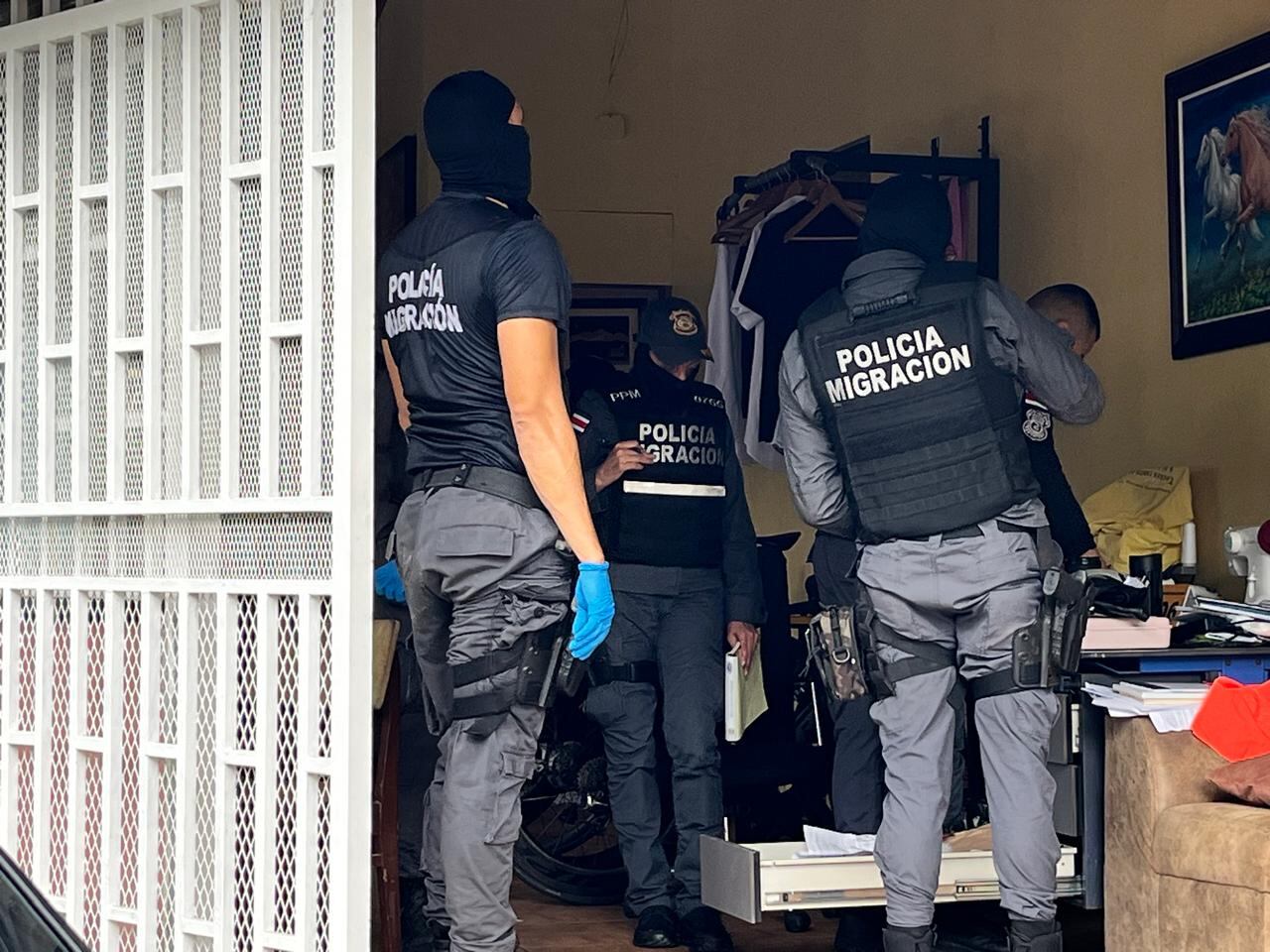 Detienen a sospechosos de engañar a ticos con trabajos en Polonia