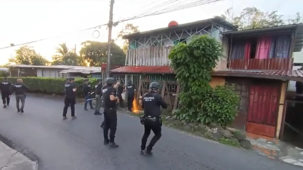 Evidencias llevarían a los responsables de cometer el primer asesinato en Siquirres de este 2025, la víctima era un joven de apellido Palma, de 23 años. Foto: Captura de video