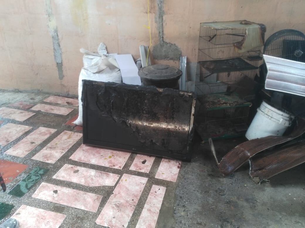 Incendio destruye parte de una casa en San Nicólas de Cartago. Foto Keyna Calderón.