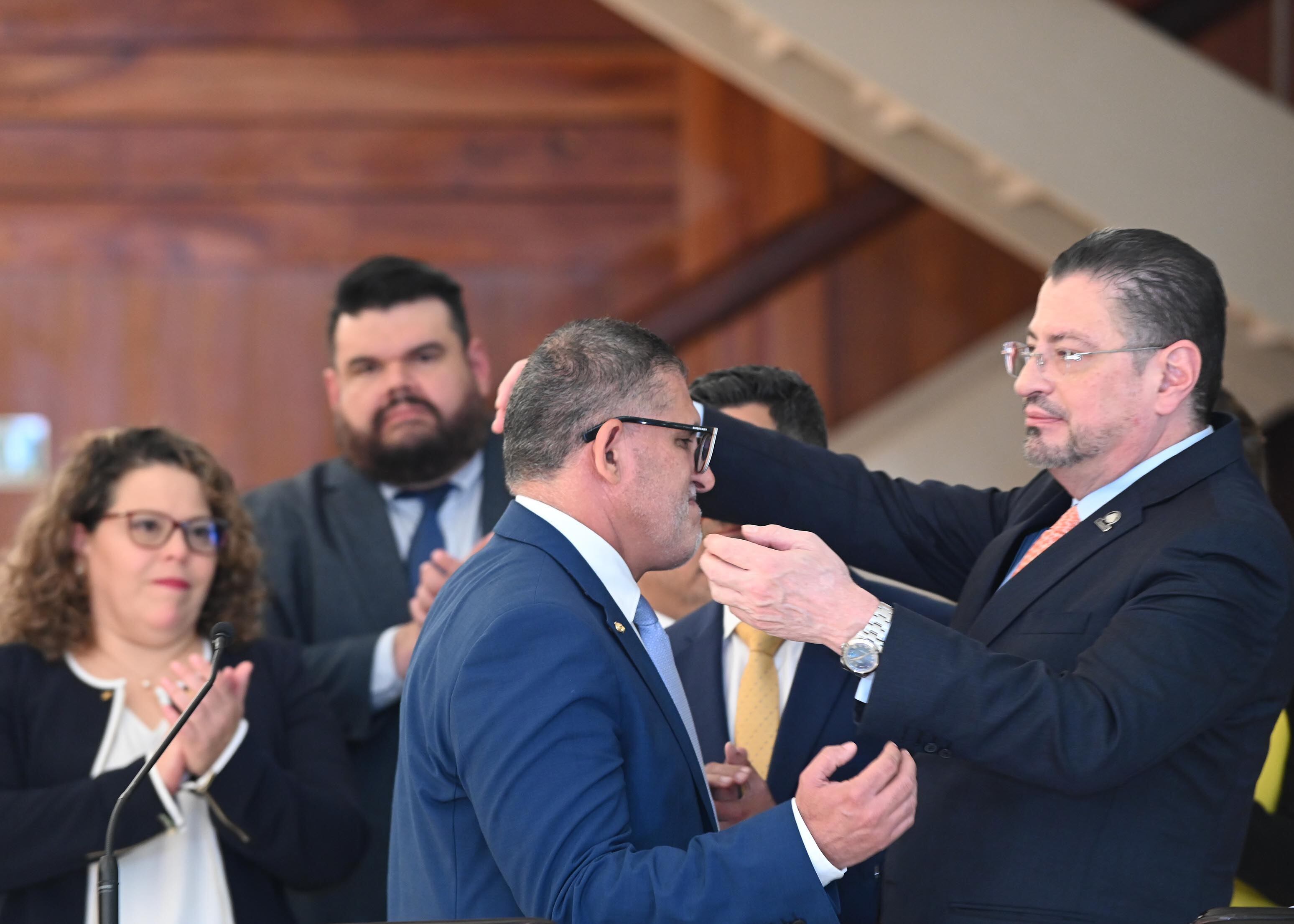 Presidente Chávez anuncia renuncia y sustitución de 5 ministros del gabinete.