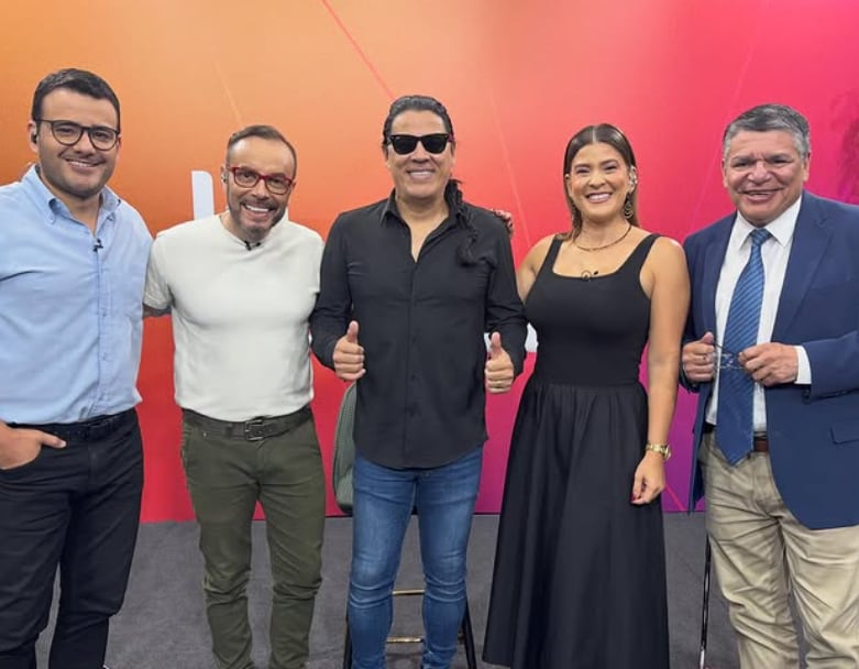 Periodista Alonso Miranda en La Revista de canal 8 de Multimedios.