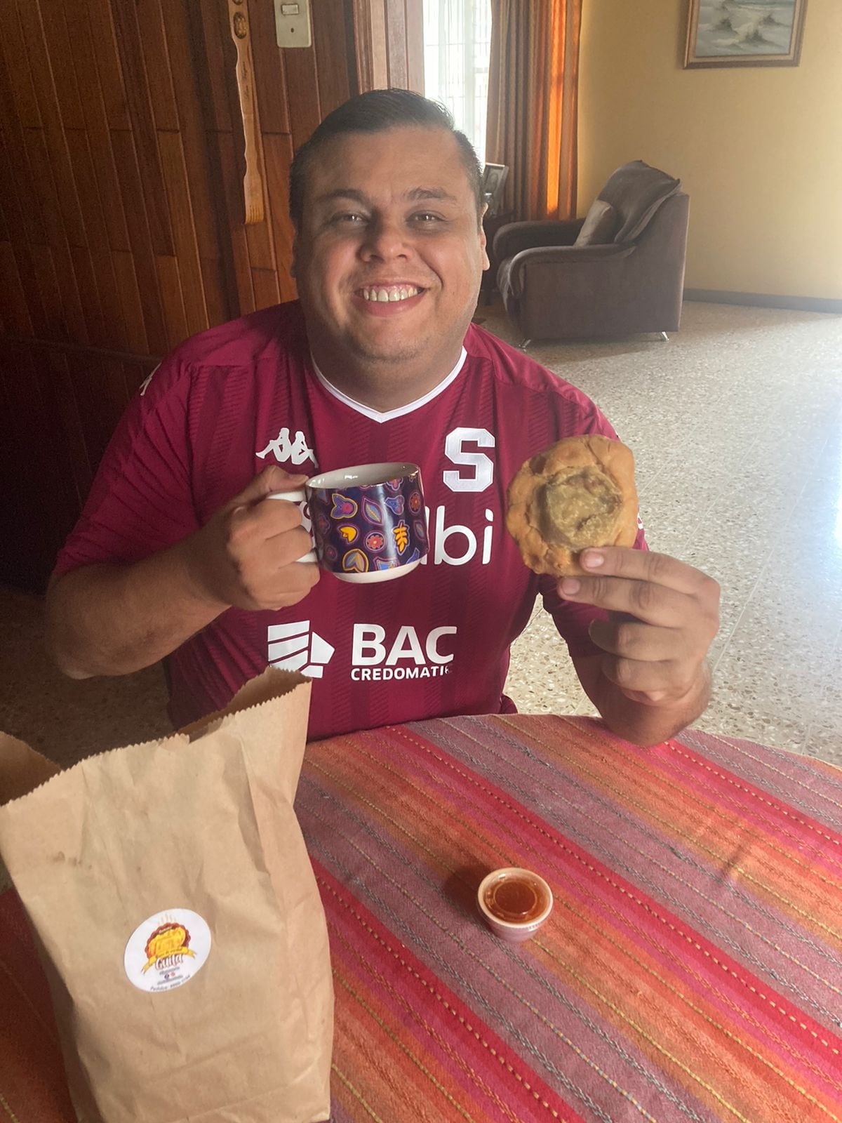 Pastelitos Guita, se venden en los costados este y oeste del Ricardo Saprissa. Cortesía.