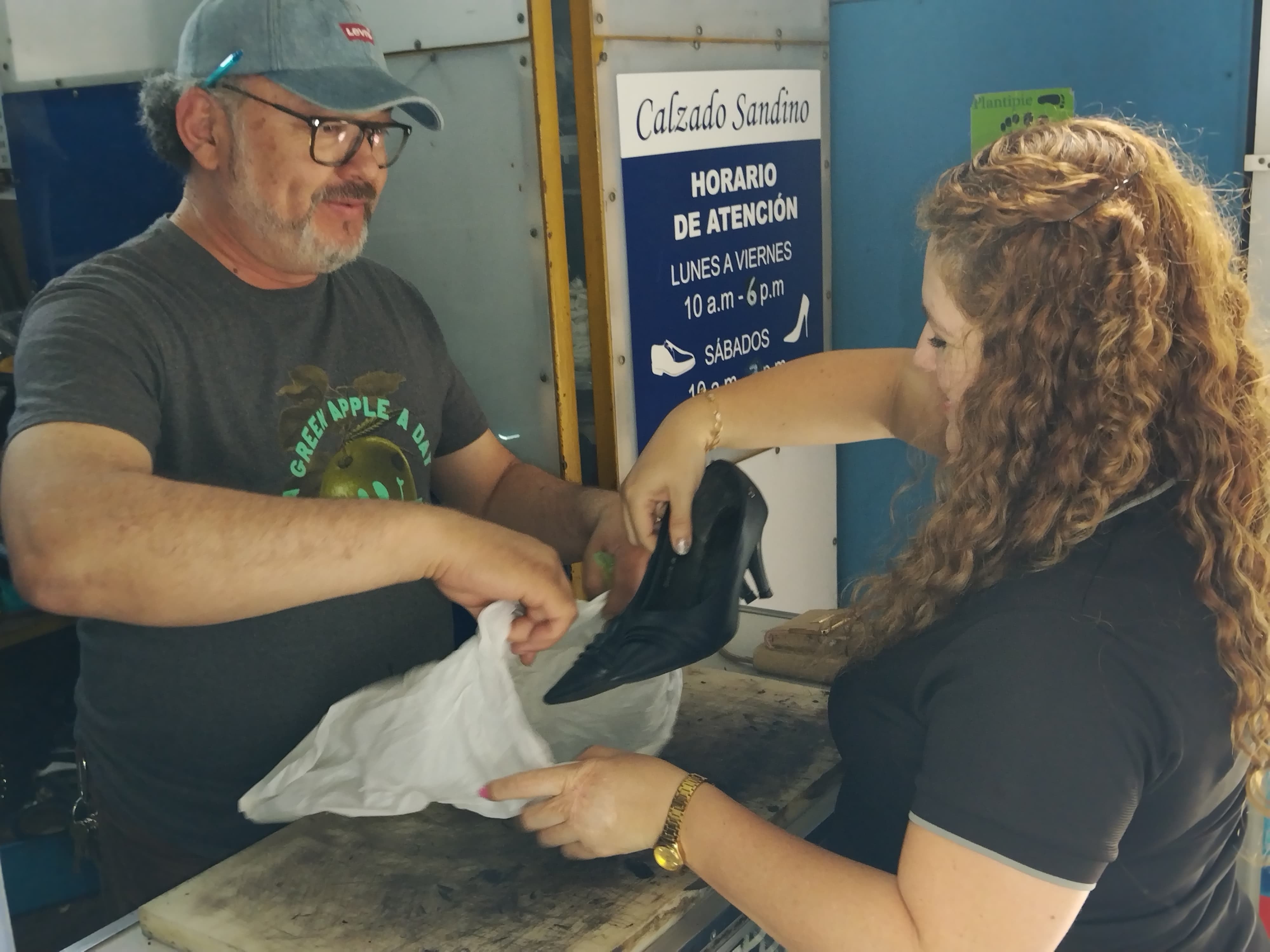 José Sandino Norori nació en Nicaragua en 1966, se vino muy pequeñito para Costa Rica y aquí aprendió el oficio de la zapatería. Alquila un local en el Centro Comercial del Sur en San José que se llama Zapatería Sandino. En la foto, Hellen Fonseca llegó para que le pusieran tapillas a su zapatos.