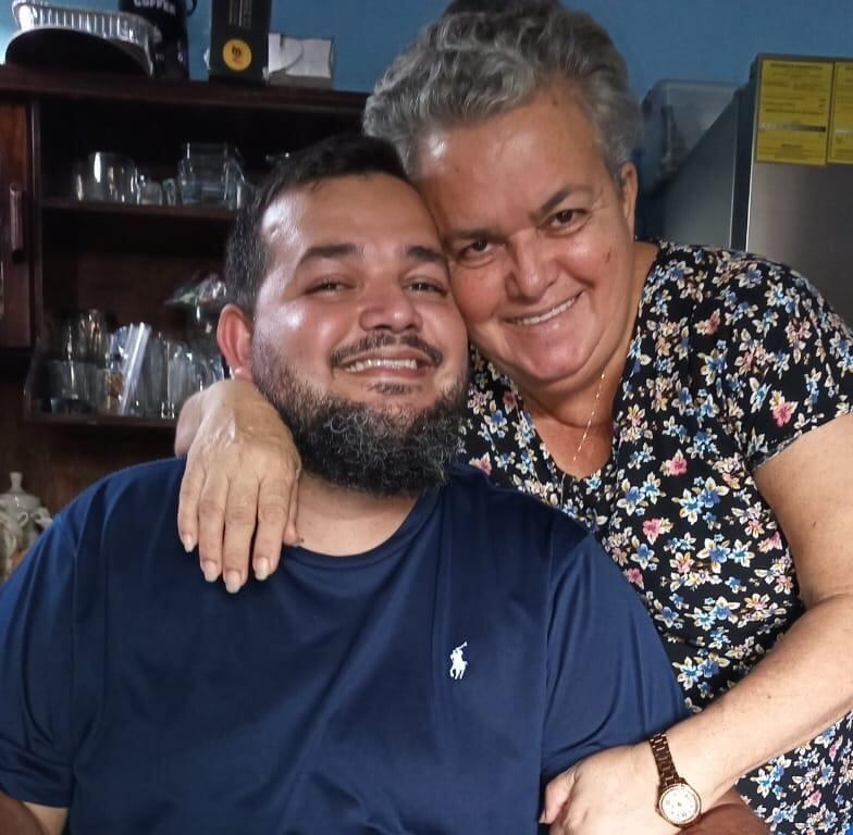 Arturo falleció la noche del sábado y su mamá, doña Elcida, murió este lunes. Foto tomada de Facebook.