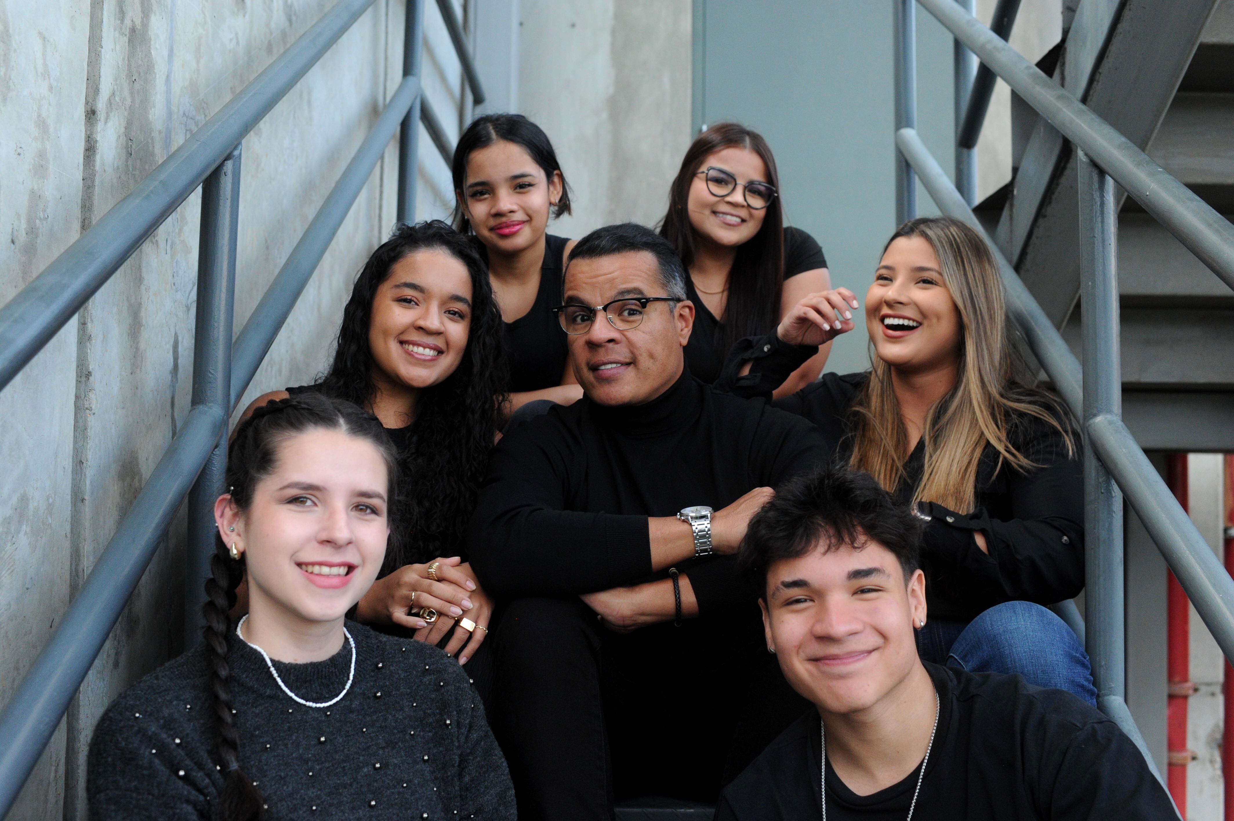 Jair Cruz rodeado de sus hijos.