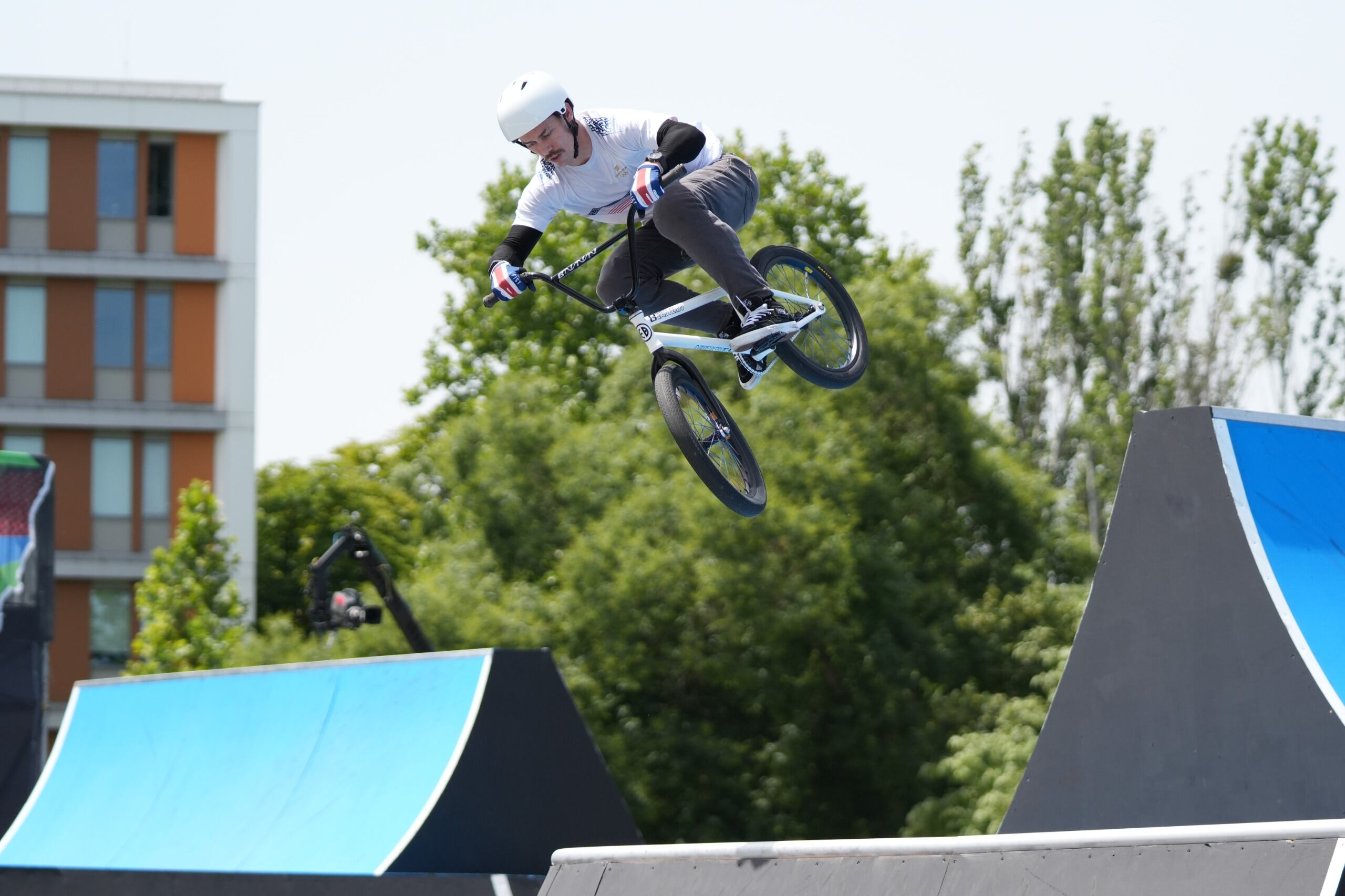 Kenneth Tencio pretendía asegurar su boleto directo a los Juegos Olímpicos de París 2024, en el clasificatorio de BMX Freestyle en Budapest, Hungría. El tico falló en su último intento.