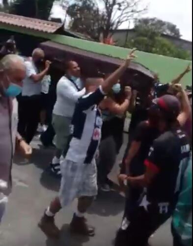 Bailando y saltando una gran canción roquera de los años setentas, con el ataúd en los hombros, amigos y compas del trabajo despidieron a don Adrián Granados Núñez, un taxista informal que amó hasta su último día al Club Sport Cartaginés.