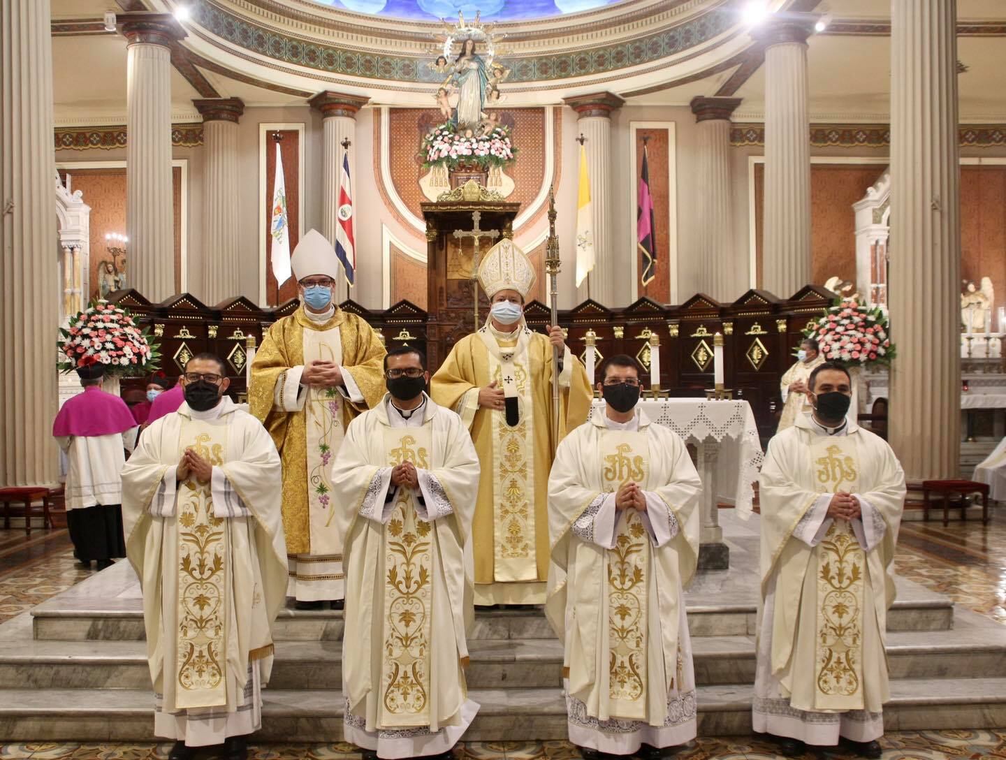 La catedral Metropolitana de San José se vistió de fiesta el pasado 8 de diciembre porque se ordenaron cuatro nuevos sacerdotes: César Andrés Gonzáles Muñoz, Janne Rishor Villalobos, Esteban José Fernández Sánchez y German Eduardo Rojas Merlo.