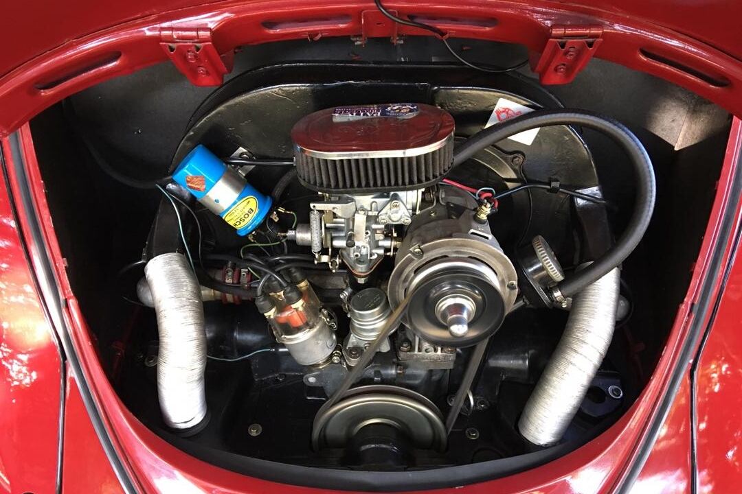 Óscar Villalobos Vindas compró en el 2010 un Volkswagen Escarabajo de 1964 que se llama Cerezo y que había salido en la película Ojos bien cerrados del director costarricense, Hernán Jiménez.