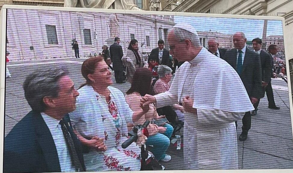 Paula Umaña Hidalgo, quien nació en el barrio La Margarita de Guadalupe, estuvo presente en la Plaza de San Pedro y vivió una experiencia histórica e inolvidable con el papa León quien iba caminando, se detuvo, le agarró la mano por 20 segundos seguidos y después le puso la mano en la cabeza para bendecirla