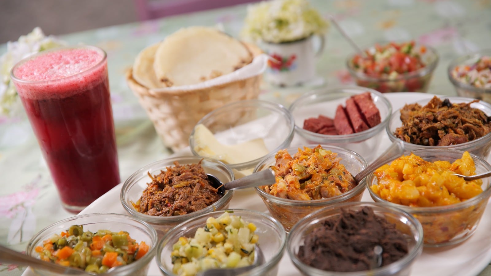 Nietas de Alejandro Morera Soto recibieron a delegación del Real Madrid en su restaurante.