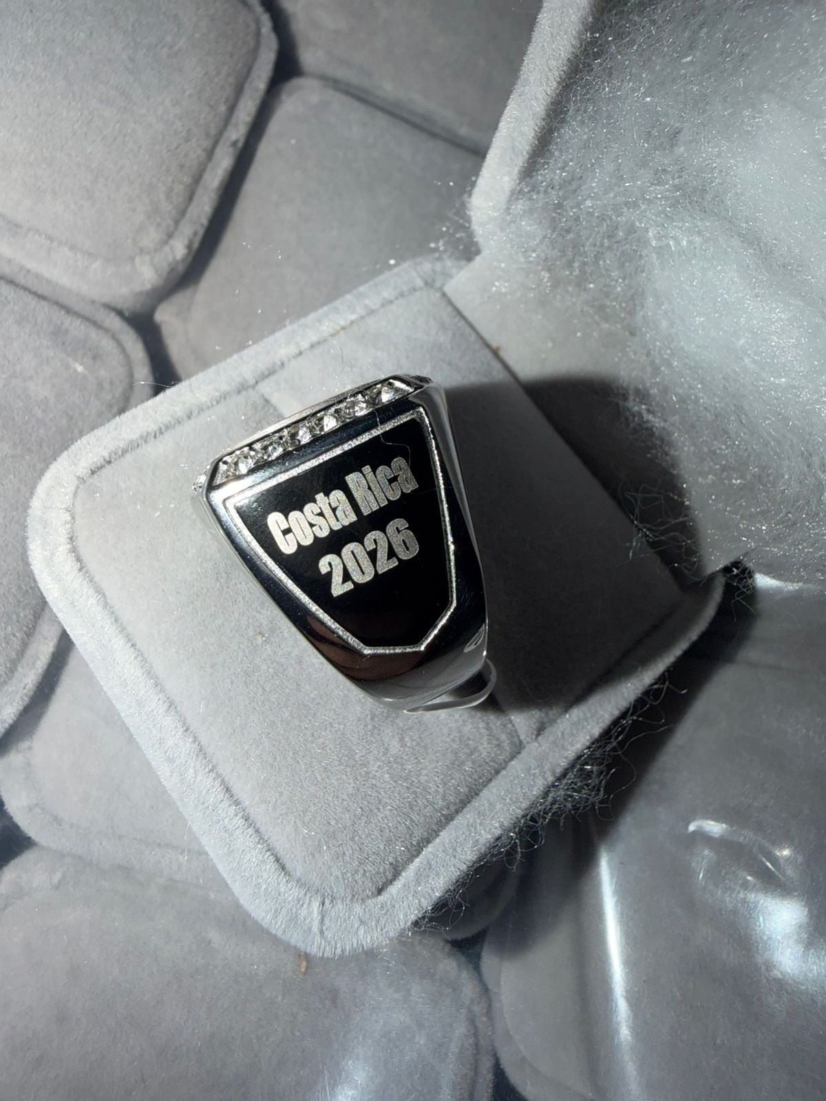 El anillo para el campeón de la temporada de la Liga Superior de Baloncesto es basado en los que se hacen en la NBA.
