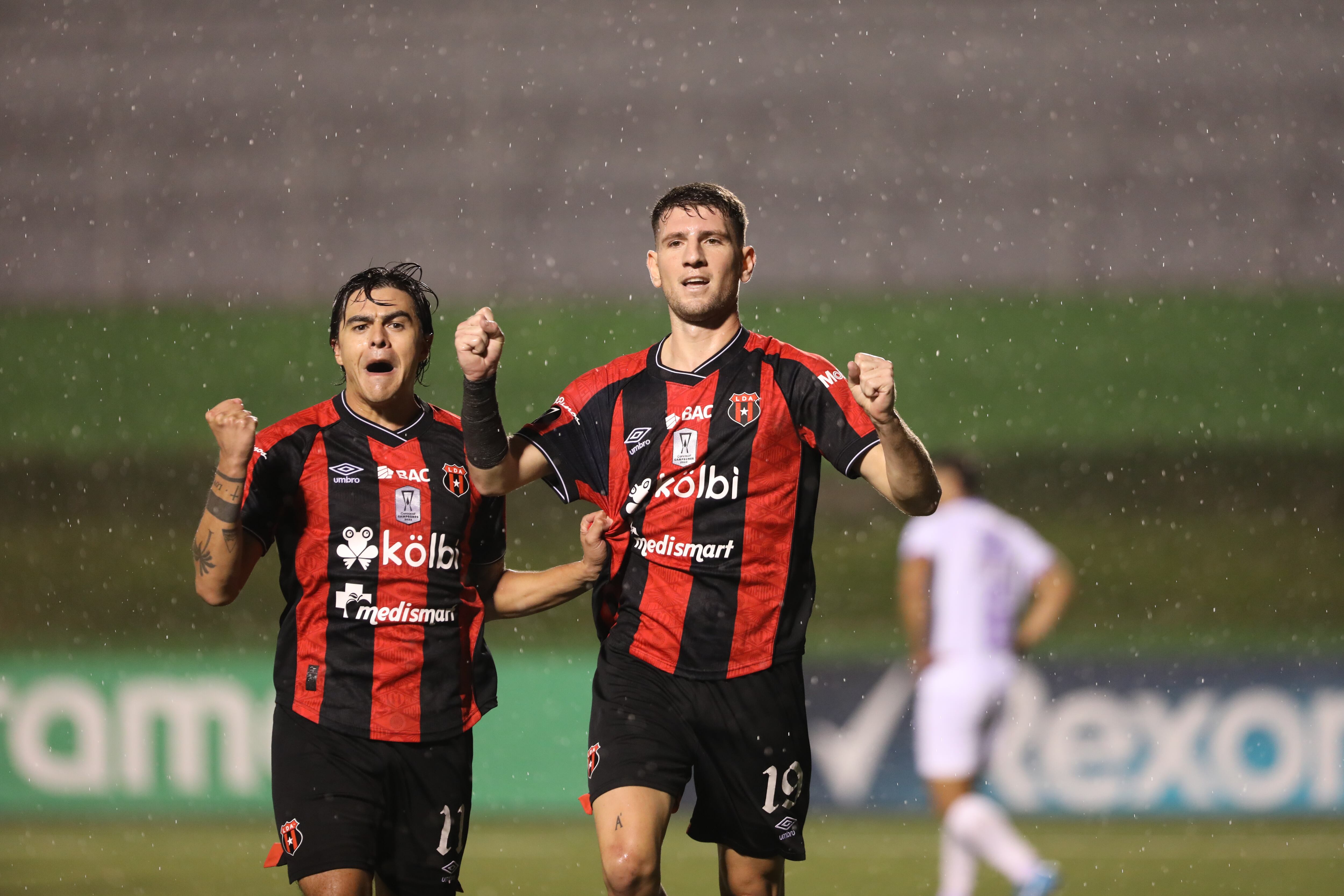 Diego Campos y Alberto Toril marcaron los goles de Liga Deportiva Alajuelense contra Comunicaciones en el juego de ida de los cuartos de final de la Copa Centroamericana de Concacaf.