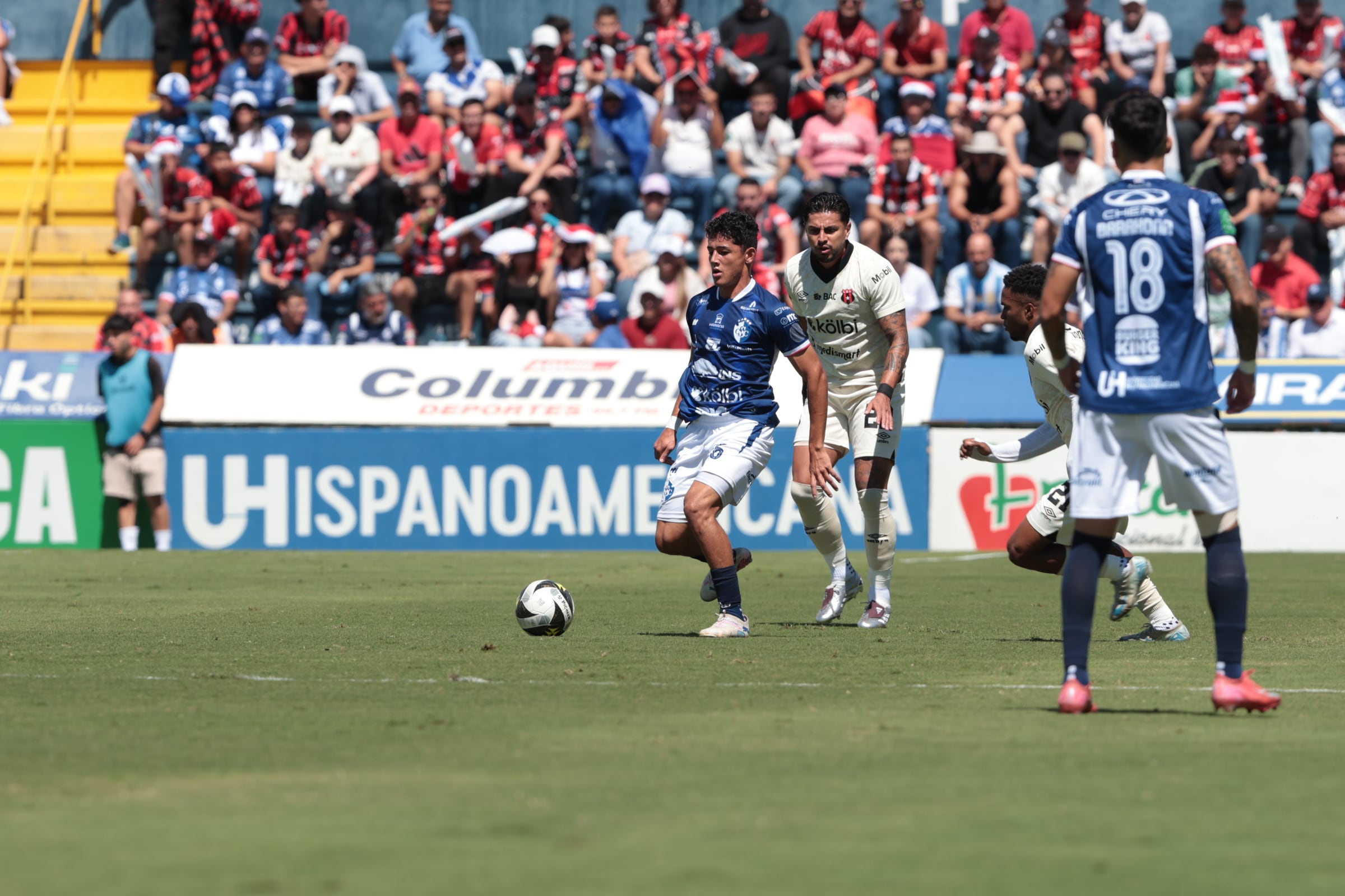 30/11/2025/ Juego entre Club Sport Cartagines vs Liga Deportiva Alajuelense por la fecha 17 del torneo apertura de l Liga Promerica en el estadio Fello Meza / foto John Durán