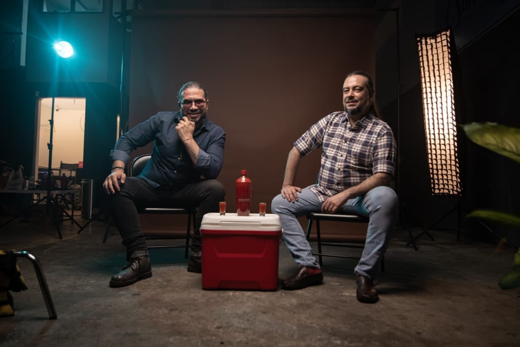 El 27 de diciembre del 2011, día en que se realizó el tope nacional en San José, nació el Chiliguaro. Mauricio Azofeifa (izquierda) y Luis Pablo Araya estaban detrás de la barra del bar Bahamas