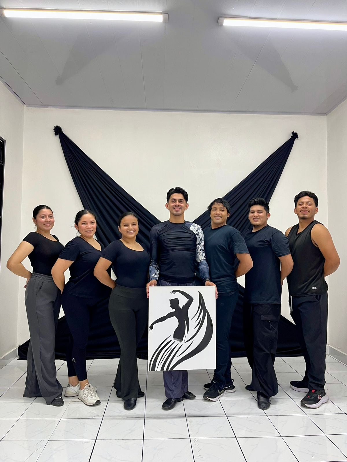 Abraham Sevilla dejó atrás su vida en Nicaragua, y al regresar a Costa Rica abrió “Xitlaly Academia de Baile” en San José