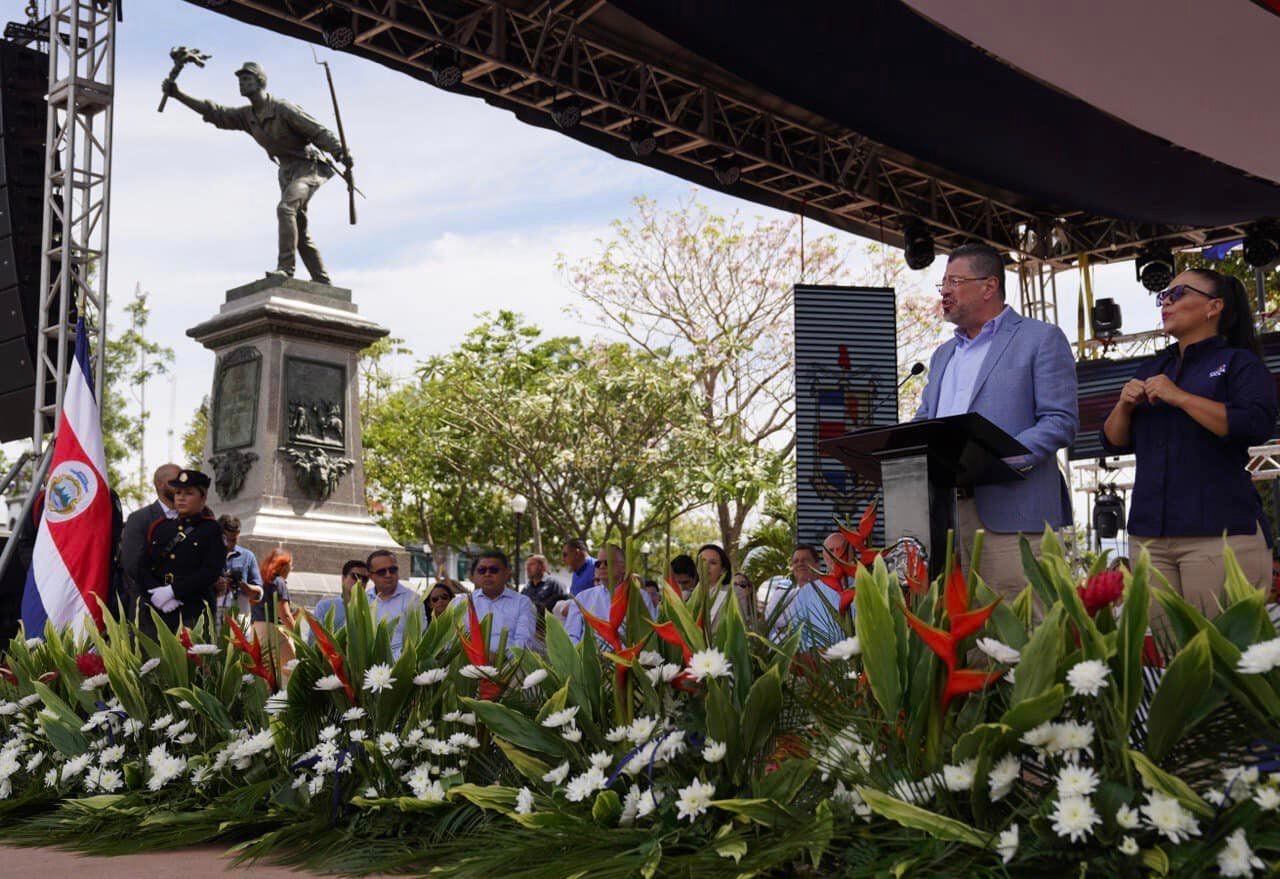 El presidente del país, Rodrigo Chaves Robles, estuvo presente en los actos oficiales del Gobierno en conmemoración de los 167 años de la Batalla de Rivas, en el parque Juan Santamaría de Alajuela