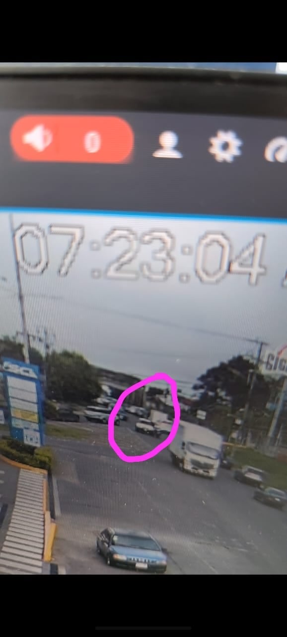 Una captura al video que la vecina de Cartago logró conseguir en un establecimiento cercano, que muestra parte del incidente con un oficial que formaba parte de una escolta del gobierno. Cortesía.