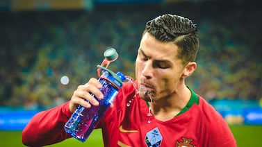 Las pausas de hidratación del Mundial son un paso más del fútbol hacia el “deporte espectáculo”