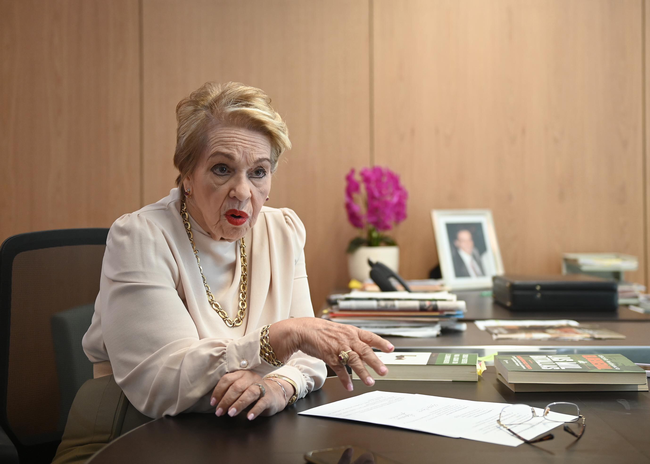 19 de marzo del 2025. Asamblea Legislativa, San José. 11:00 hrs. Entrevista a la diputada independiente Gloria Navas Montero para la Revista Dominical en su despacho. En la foto: Gloria Navas durante la entrevista y durante una sesión de retratos para la Revista Dominical. Foto: Albert Marín para la Nación.